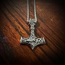 Load image into Gallery viewer, Mjölnir Pendant Necklace With Woven Relief